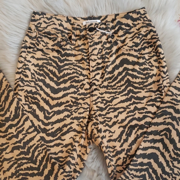 SALE! Good American Good Waist Crop Zebra - Picture 6 of 12